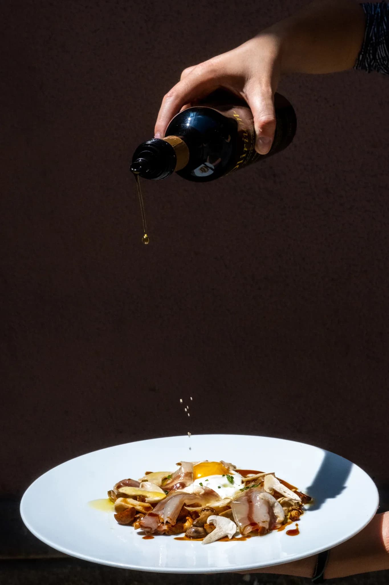 Salteado de setas con huevo coronado con yema y aliñado con aceite de oliva en Restaurante Igueldo, Madrid