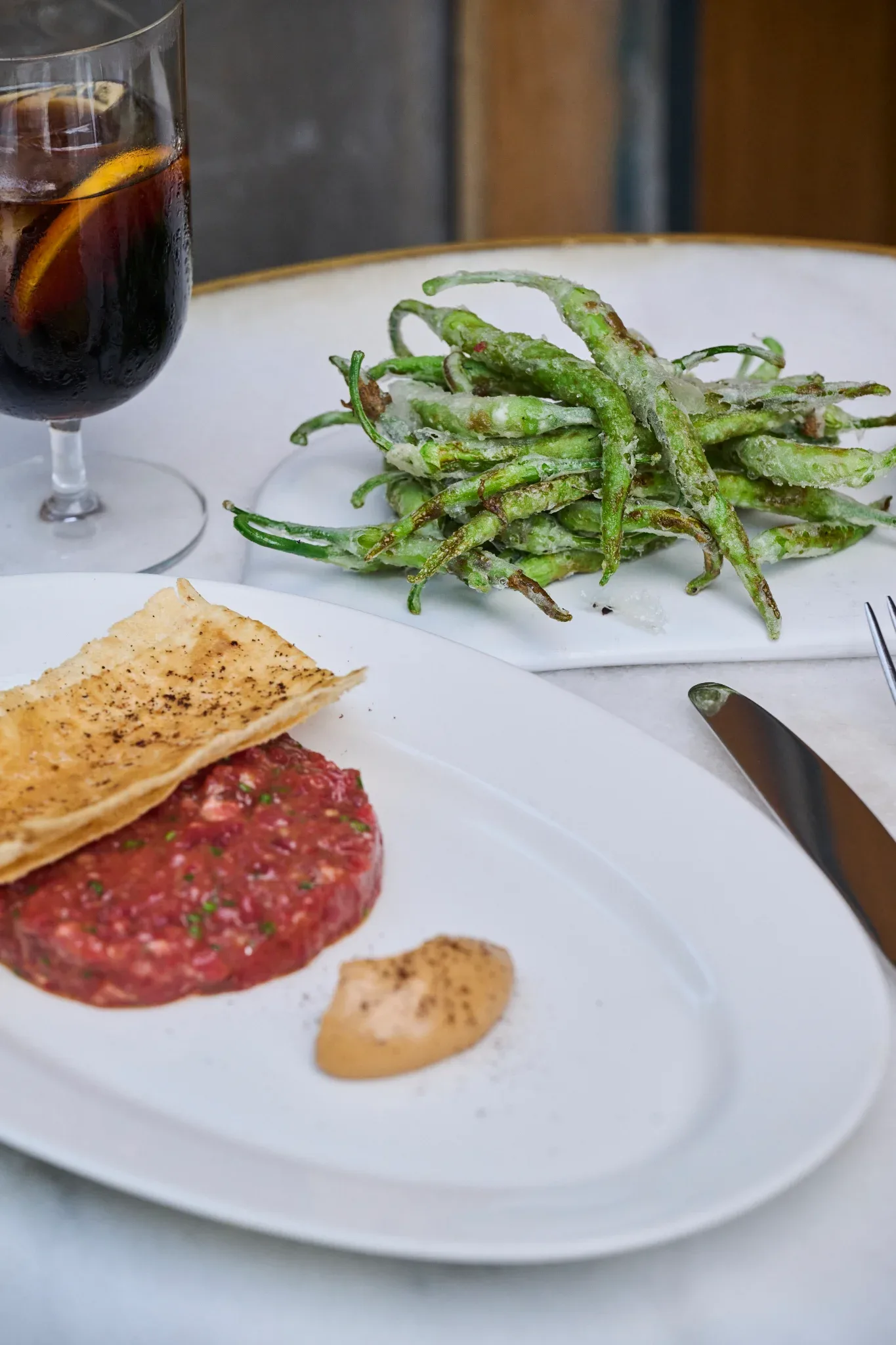 Tartar de chuleta con crujiente de pan y mahonesa, acompañado de judías verdes fritas en Restaurante Igueldo, Barcelona