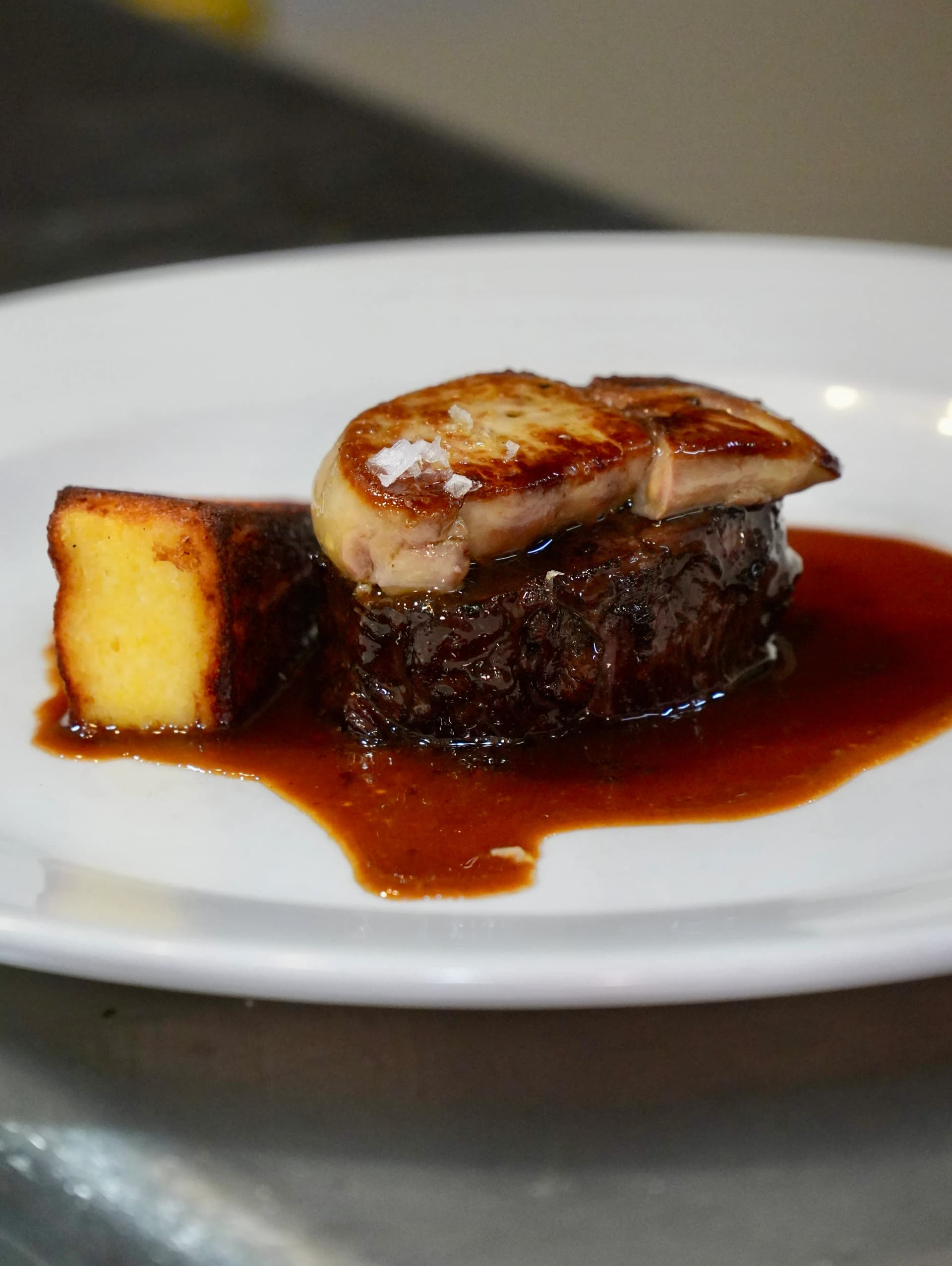Carne estofada con salsa oscura y medallón de foie sobre puré tostado en Restaurante Igueldo, cocina mediterránea en Barcelona